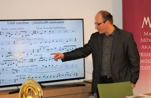 Arany-alkotások a szimfonikus zenében címmel tartott előadást Windhager Ákos, a Magyar Művészeti Akadémia Művészetelméleti és Módszertani Kutatóintézetének tudományos munkatársa március 9-én a Hild-villában