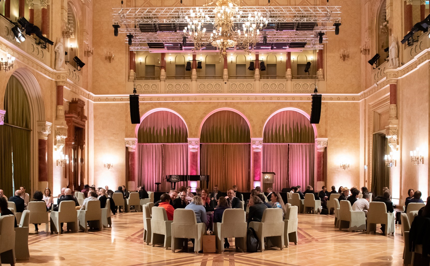 A 2021-es évfolyam ösztöndíjasait köszöntötték a Pesti Vigadó Dísztermében