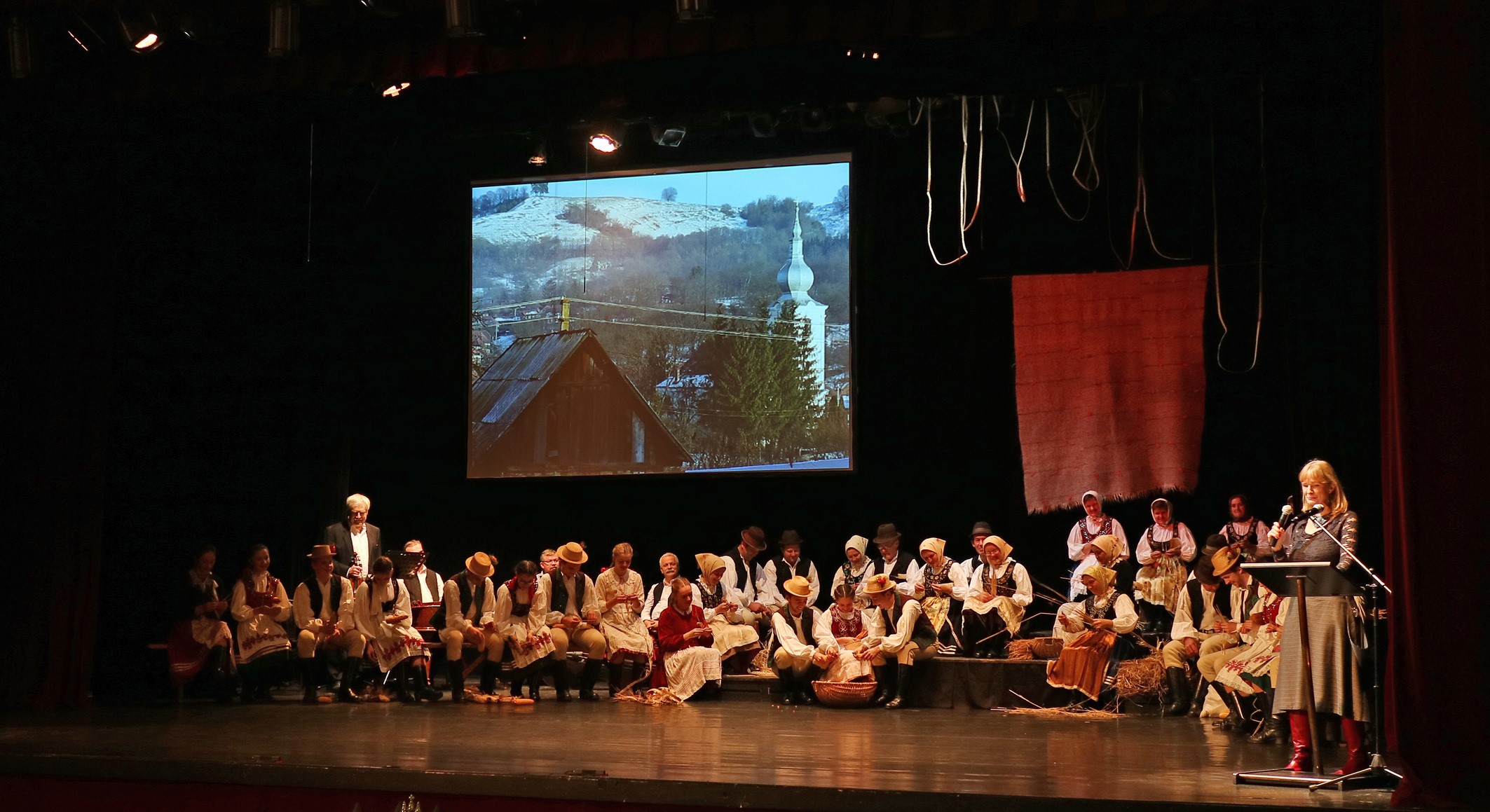 Fehér Anikó megbízott kutató vezette az MMA Jótékonysági koncertjét Jobbágytelki szalmafonó céhben címmel
