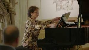 Váradi Judit zongorajátéka: Veress Sándor: Csodafurulya